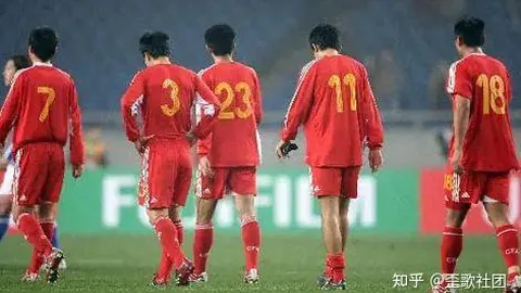 《红魔荣耀再现！旗帜飘扬，歌声激荡，球迷力量点燃曼联激情主场》